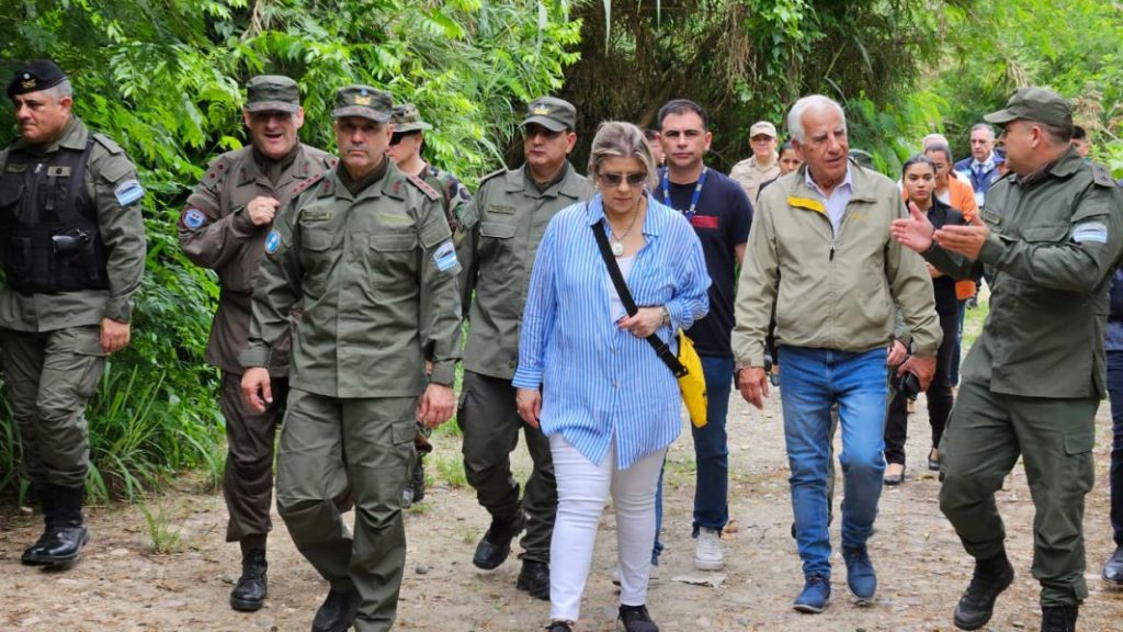 98421-autoridades-provinciales-y-nacionales-de-seguridad-se-reunieron-en-aguas-blancas (1)